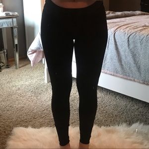 Women’s LuLu Lemon Wunder Under leggings.